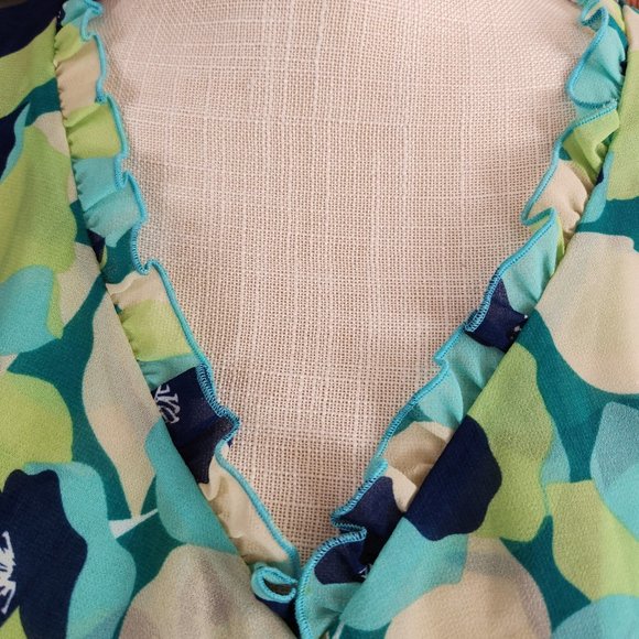 CAbi Trixie Top cropped blue and green floral top size M NWT Spring 2022 - Picture 9 of 12